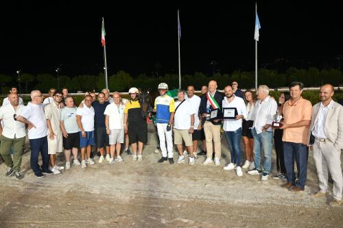 Montecatini, Goodbye Kiss centra il successo in pista piccola. Montecatini, Goodbye Kiss centra il successo in pista piccola.