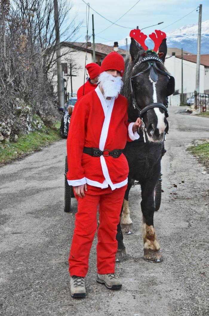 A Lucoli i cavalli con Babbo Natale e la Befana