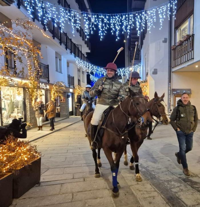 Polo, spettacolo sulla neve di Courmayeur   con la sfilata di cavalli e cavalieri