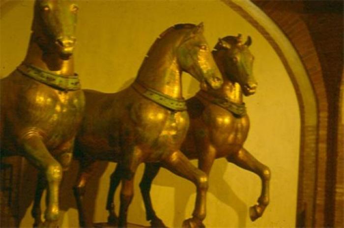 In home page Percier e Fontaine. Arc du Carrouse (1808 Parigi) Qui sopra Quadriga Bronzea Originale ( san Marco Venezia III° secolo a.C.) Sotto cliccando Quadriga Bronzea dell\'Arc du Carrusell In home page Percier e Fontaine. Arc du Carrouse (1808 Parigi) Qui sopra Quadriga Bronzea Originale ( san Marco Venezia III° secolo a.C.) Sotto cliccando Quadriga Bronzea dell\'Arc du Carrusell