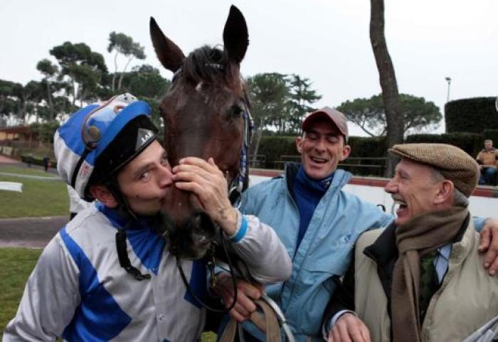 La gioia dopo lo sforzo e la vittoria. foto Stefano Grasso per cavallo2000