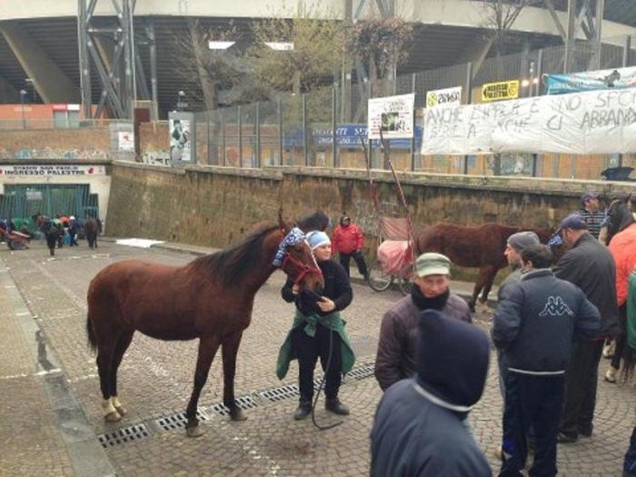 A Napoli la protesta davanti al San Paolo