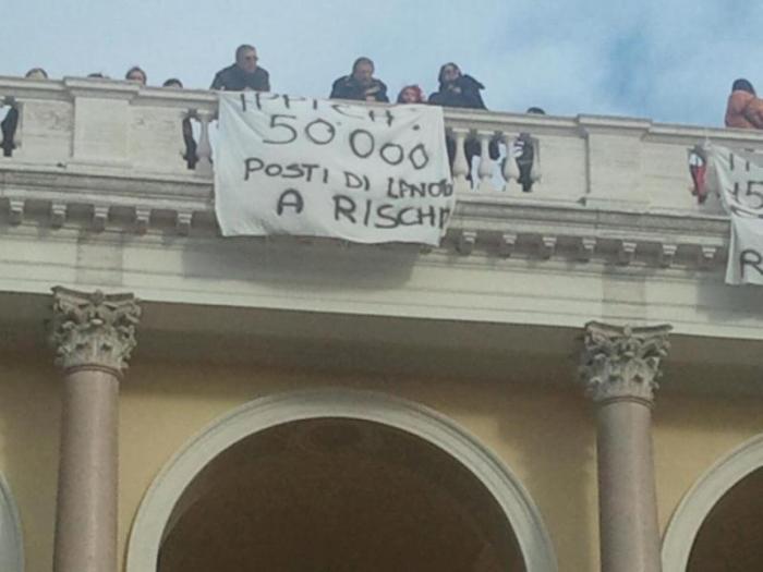 Uno degli striscioni di Piazza del Popolo Uno degli striscioni di Piazza del Popolo