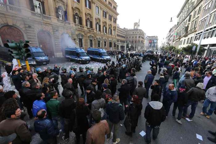 Ippica in piazza a Roma, due feriti e mani vuote Ippica in piazza a Roma, due feriti e mani vuote