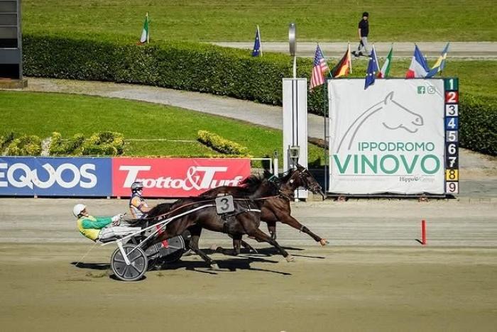 Vetrina per i 4 anni nel bel mercoledì di Vinovo Vetrina per i 4 anni nel bel mercoledì di Vinovo