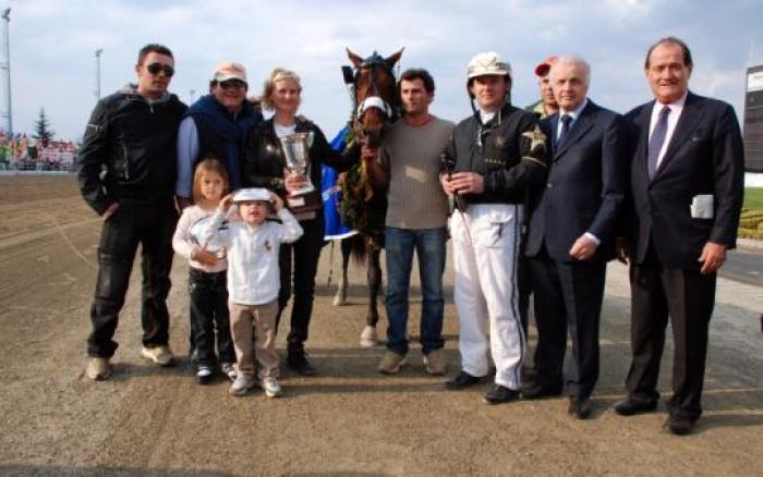 In home page l\'arrivo del G.P. Costa Azzurra 2008, qui sopra la premiazione del cavallo vincitore