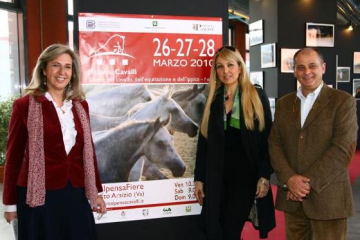 L'On Francesca Martini (al centro) con la dottoressa Francesca Todeschini, direttrice di MalpensaFiere, e il Presidente di MalpensaFiere Renato Scapolan.