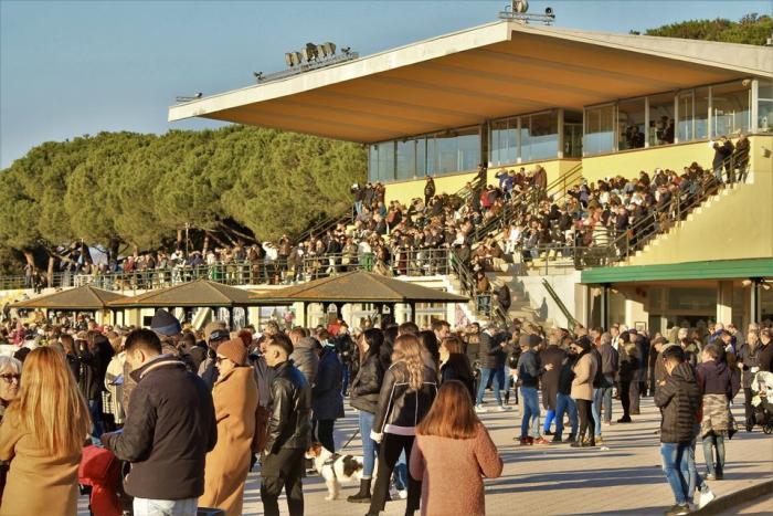 Domenica a San Rossore è tempo di poules, Rook e Andreina. Domenica a San Rossore è tempo di poules, Rook e Andreina.