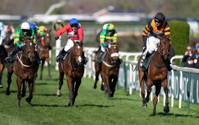 Tutto pronto ad Aintree per il Grand National, la corsa in ostacoli pi&ugrave; famosa al mondo