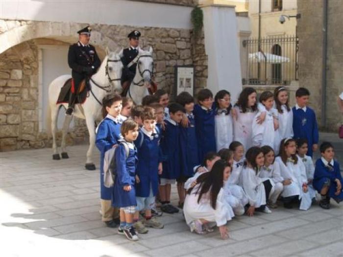 In home page il cavallo in vetroresina. Qui sopra i bambini festeggiano i cavalli dei Carabinieri. Sotto cliccando la scuola vincitrice insieme al suo  \'\'premio\'\'