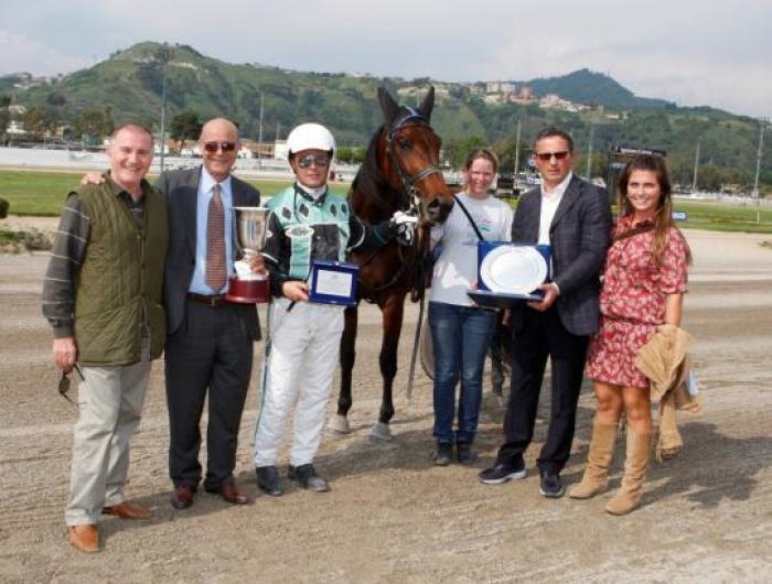 Enrico Bellei e Martina Gual in premiazione. Sotto cliccando Roberto Vecchione e Marirmari in premiazione. Foto Stefano Grasso Enrico Bellei e Martina Gual in premiazione. Sotto cliccando Roberto Vecchione e Marirmari in premiazione. Foto Stefano Grasso