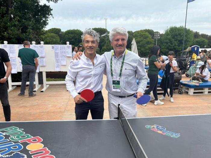 Piazza di Siena, tra atleti e pubblico irrompe il ping pong Piazza di Siena, tra atleti e pubblico irrompe il ping pong