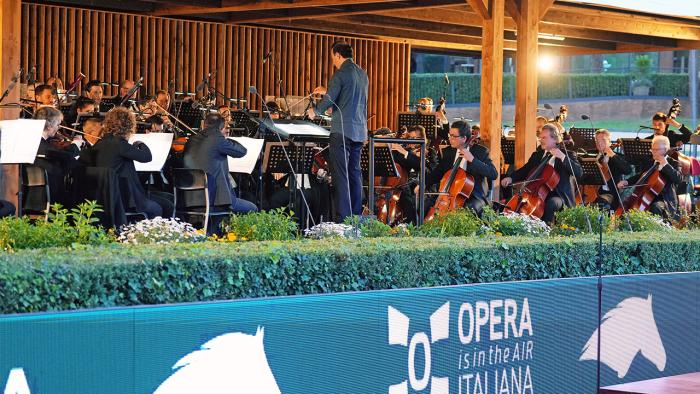 Polo, musica e glamour per l'apertura di Piazza di Siena