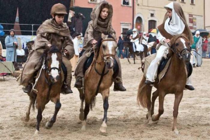 in home page un momento della premiazione dell'Umbria. qui sopra una fase dello spettacolo e sotto, cliccando, la gioia dei piccoli cavalieri. foto di Sergio Bonuomo