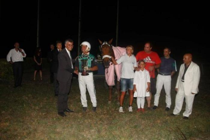 Francesco Ruffo della Scaletta premia Enrico Bellei vincitore del G.P.Carena