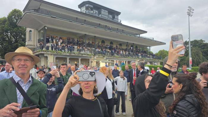 Il Derby del galoppo è inglese, gran finale di Venetian Prince su un eroico Grand Son Of Dark Il Derby del galoppo è inglese, gran finale di Venetian Prince su un eroico Grand Son Of Dark