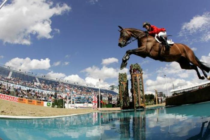 In home page un primo piano di  Meredith Michaels-Beerbaum . Qui sopra l\'amazzone durante un salto spettacolare. Foto Stefano Grasso per cavallo2000