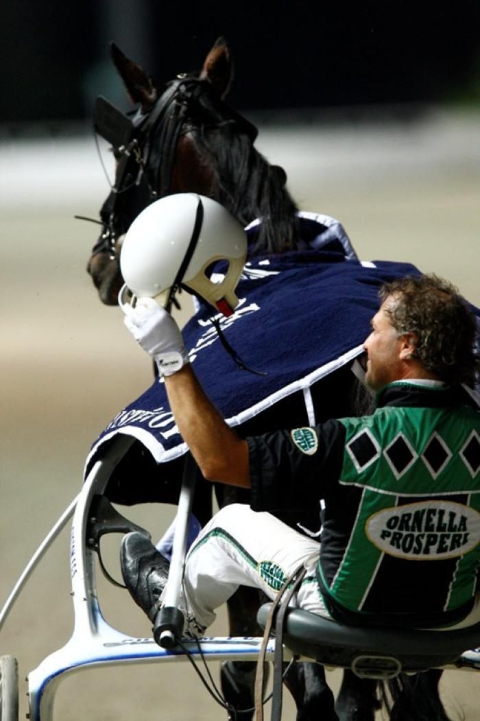 Mirtillo Rosso ed Enrico Bellei durante il giro d\'onore. foto Stefano Grasso per cavallo2000