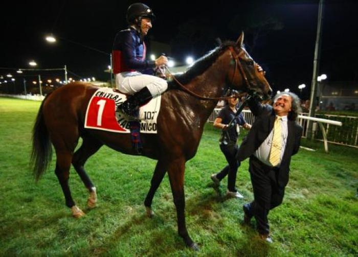 La gioia di Riccardo Menichetti e i suoi complimenti a Air Crew . Foto Stefano Grasso per cavallo2000