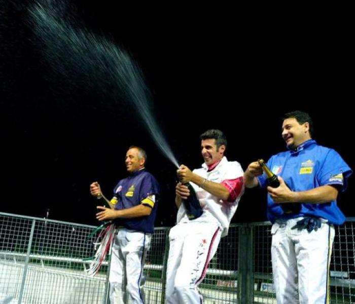Marcello Di Nicola festeggia con Roberto Andreghetti ( secondo classificato) e con Giampaolo Minnucci ( al terzo posto) la finale del Campionato Italiano Guidatori trotto