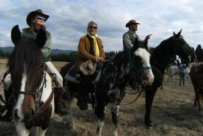 Il Consigliere regionale della Toscana Mario Lupi ,  al centro del gruppo dei cavalieri
