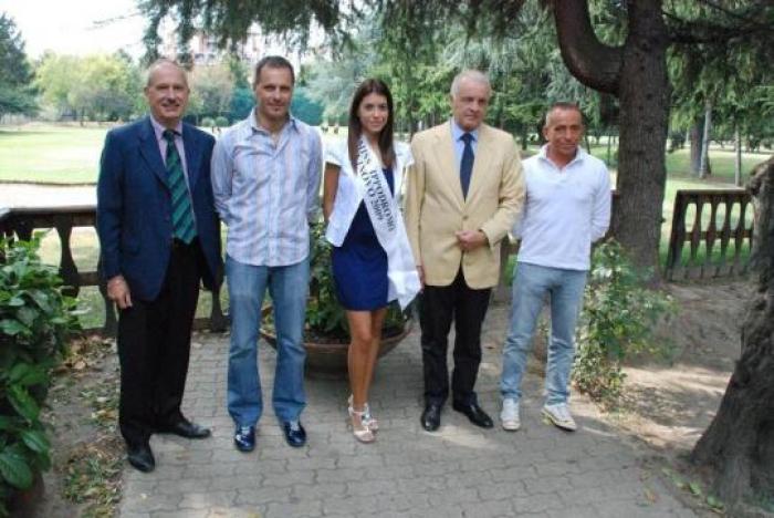 Nella foto da sinistra Mauro Boccardo, Andrea Guzzinati, Francesca Taurino ( miss Vinovo) Guido Melzi d\'Eril e Roberto Andreghetti Nella foto da sinistra Mauro Boccardo, Andrea Guzzinati, Francesca Taurino ( miss Vinovo) Guido Melzi d\'Eril e Roberto Andreghetti