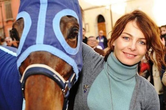 Violante Placido, madrina dell'edizione 2010, insieme ad un cavallo da corsa