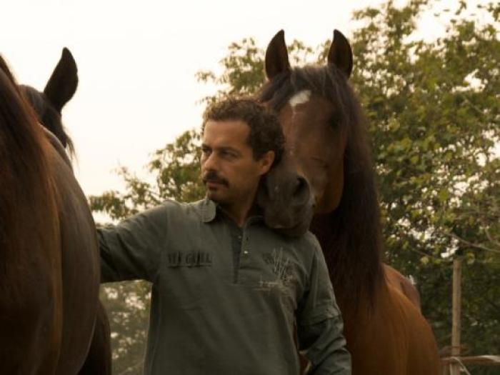 Francesco De Giorgio insieme a due suoi cavalli. Sotto cliccando una fase del percorso formativo