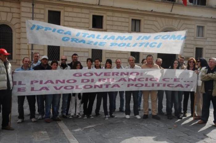 Foto Caldani:I tre picchetti dell\'ippica. in home page davanti al ministero dell\'agricoltura, qui sopra davanti all\'Aams,e sotto cliccando davanti al ministero delle finanze