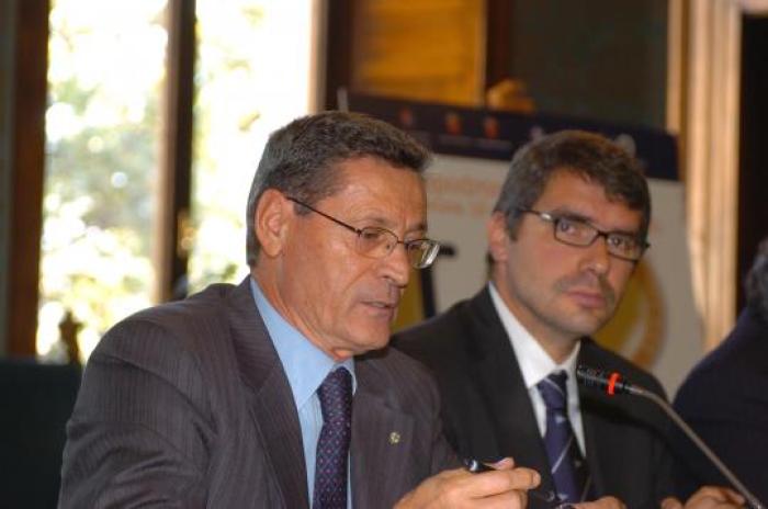 Il vice presidente dell\'Unire generale Filiberto Cecchi e Alessandro Cochi al tavolo della conferenza. cliccando una immagine della sala.