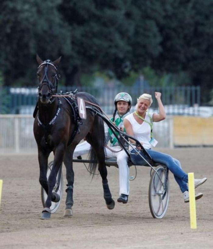 NADIR KRONOS si gode la vittoria insieme al suo staff. foto Stefano Grasso per cavallo2000 NADIR KRONOS si gode la vittoria insieme al suo staff. foto Stefano Grasso per cavallo2000