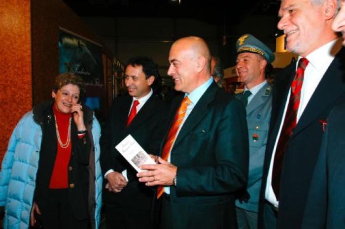 In home page Stefano Boco tra Cesare Patrone capo del Corpo delle Forestali e l\'avv. Castelletti presidente di VeronaFiere. Qui sopra Marialucia Galli e le autorità all\'inaugurazione di Fieracavalli 2006. In home page Stefano Boco tra Cesare Patrone capo del Corpo delle Forestali e l\'avv. Castelletti presidente di VeronaFiere. Qui sopra Marialucia Galli e le autorità all\'inaugurazione di Fieracavalli 2006.