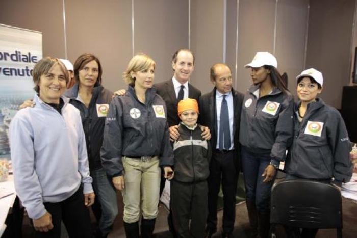 Il Ministro Luca Zaia insieme al gruppo di Relived Horses Il Ministro Luca Zaia insieme al gruppo di Relived Horses