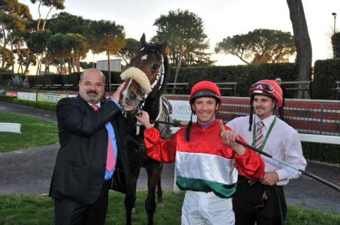 Overdose  in premiazione insieme al suo proprietario Zoltan Mikoczy ed a Lanfranco Dettori