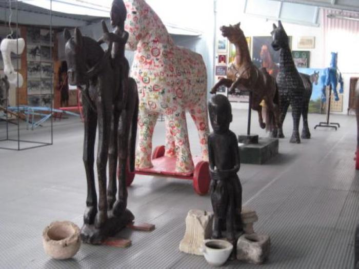 In home page esemplare in stoffa esposto al Museo del Cavallo Giocattolo. Qui sopra cavalli a dondolo al Museo del Trotto di Civitanova Marche