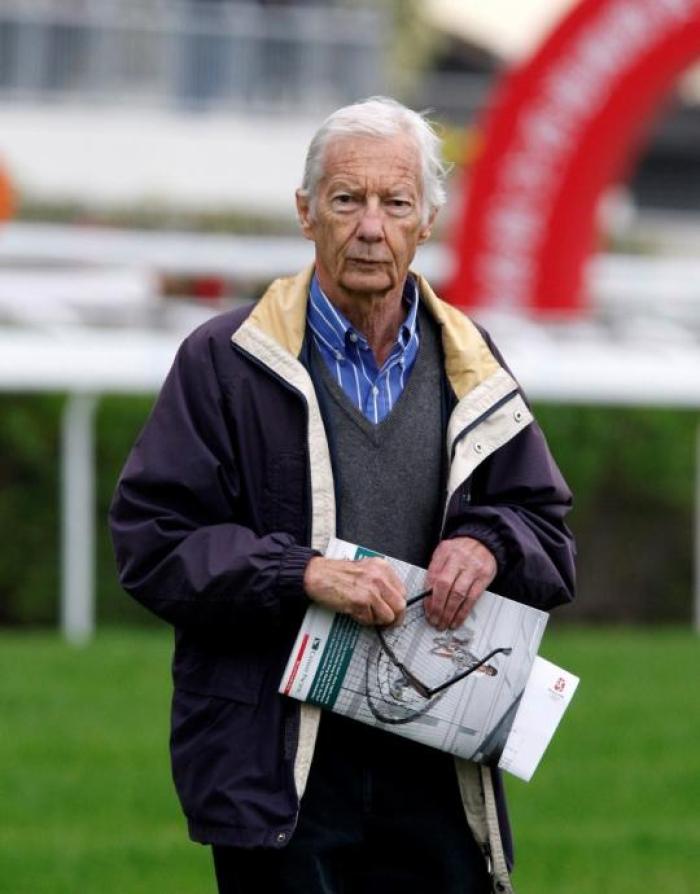 Qui sopra e sotto cliccando, Lester Piggott a passeggio nell\'ippodromo di  Hong Kong. Foto Stefano Grasso per cavallo2000