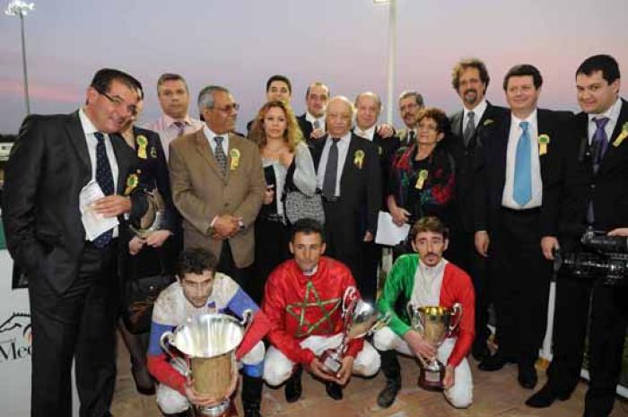 Delegazioni straniere, fantini e dirigenti italiani al gran completo Delegazioni straniere, fantini e dirigenti italiani al gran completo