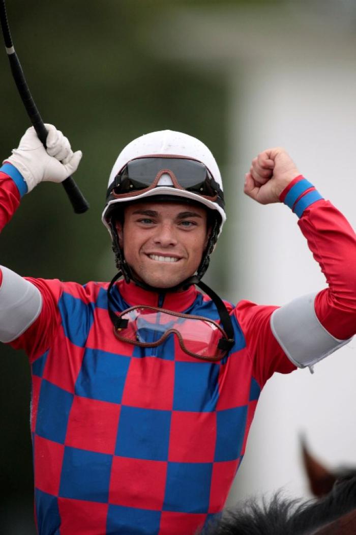Umberto Rispoli, vincitore del G.P. Lydia Tesio, abbraccia Aoife Alainn. dopo la vittoria. foto Stefano Grasso per cavallo2000