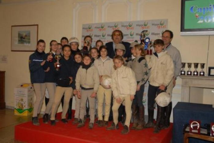 L\'attore Maurizio Mattioli in premiazione con i ragazzi vincitori del Campionato Regionale Pony Galoppo. L\'attore Maurizio Mattioli in premiazione con i ragazzi vincitori del Campionato Regionale Pony Galoppo.