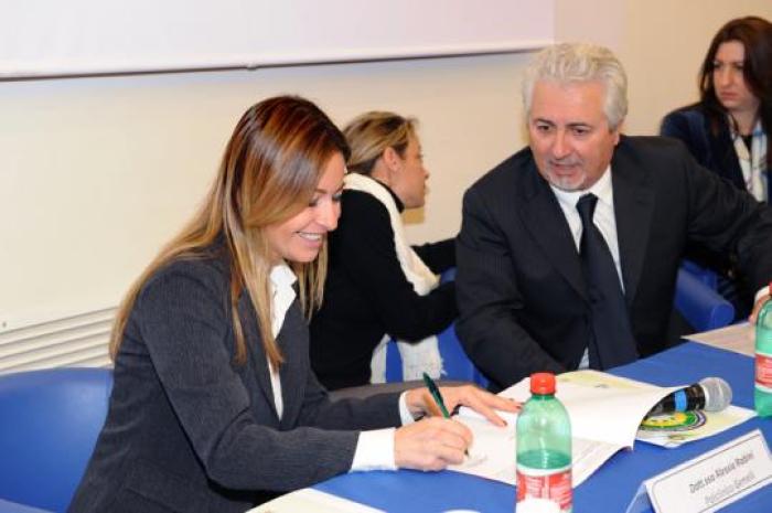 Un momento della firma del protocollo Un momento della firma del protocollo