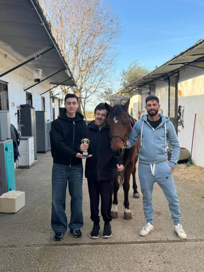 Luigi Zeno premia Davide Riccardelli: grande emozione al Centro Ippico I Tifatini di Caserta Luigi Zeno premia Davide Riccardelli: grande emozione al Centro Ippico I Tifatini di Caserta